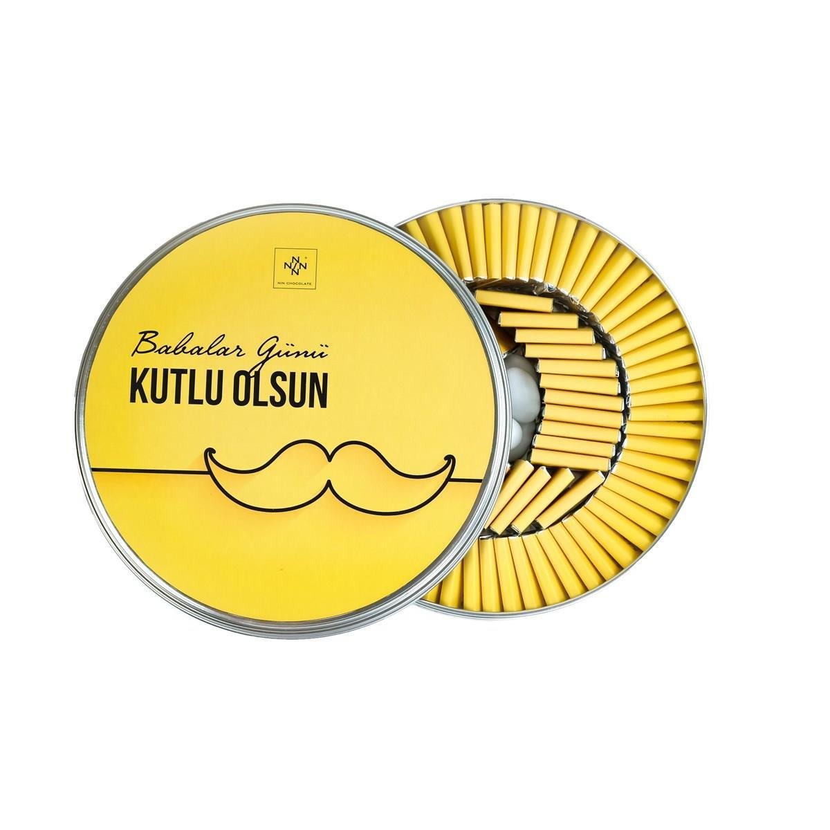 Babalar Günü Sarı Bıyık Desenli Metal Kutu (80 Adet Napoliten Çikolata))