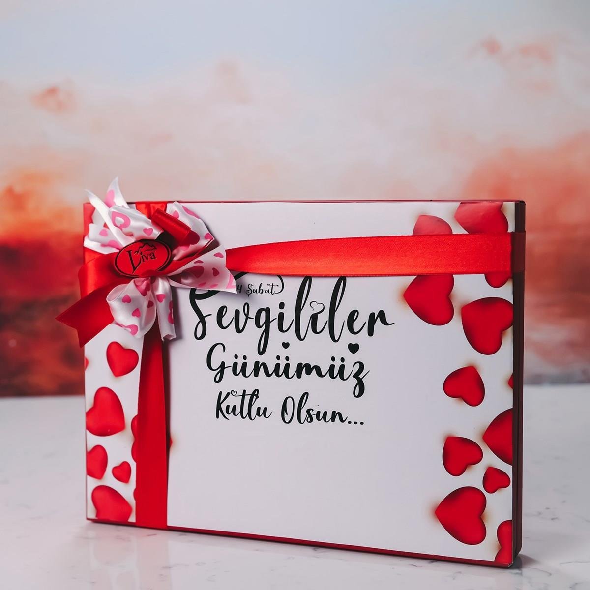 Işıltılı Kalpler Temalı Beyaz Kutu (42 Adet Yaldızlı Kalp Çikolata)