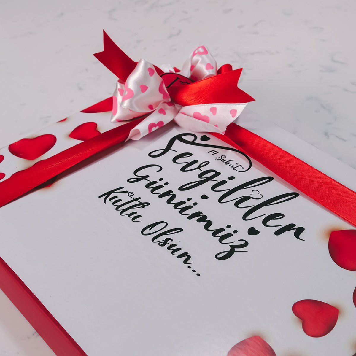 Işıltılı Kalpler Temalı Beyaz Kutu (42 Adet Yaldızlı Kalp Çikolata)