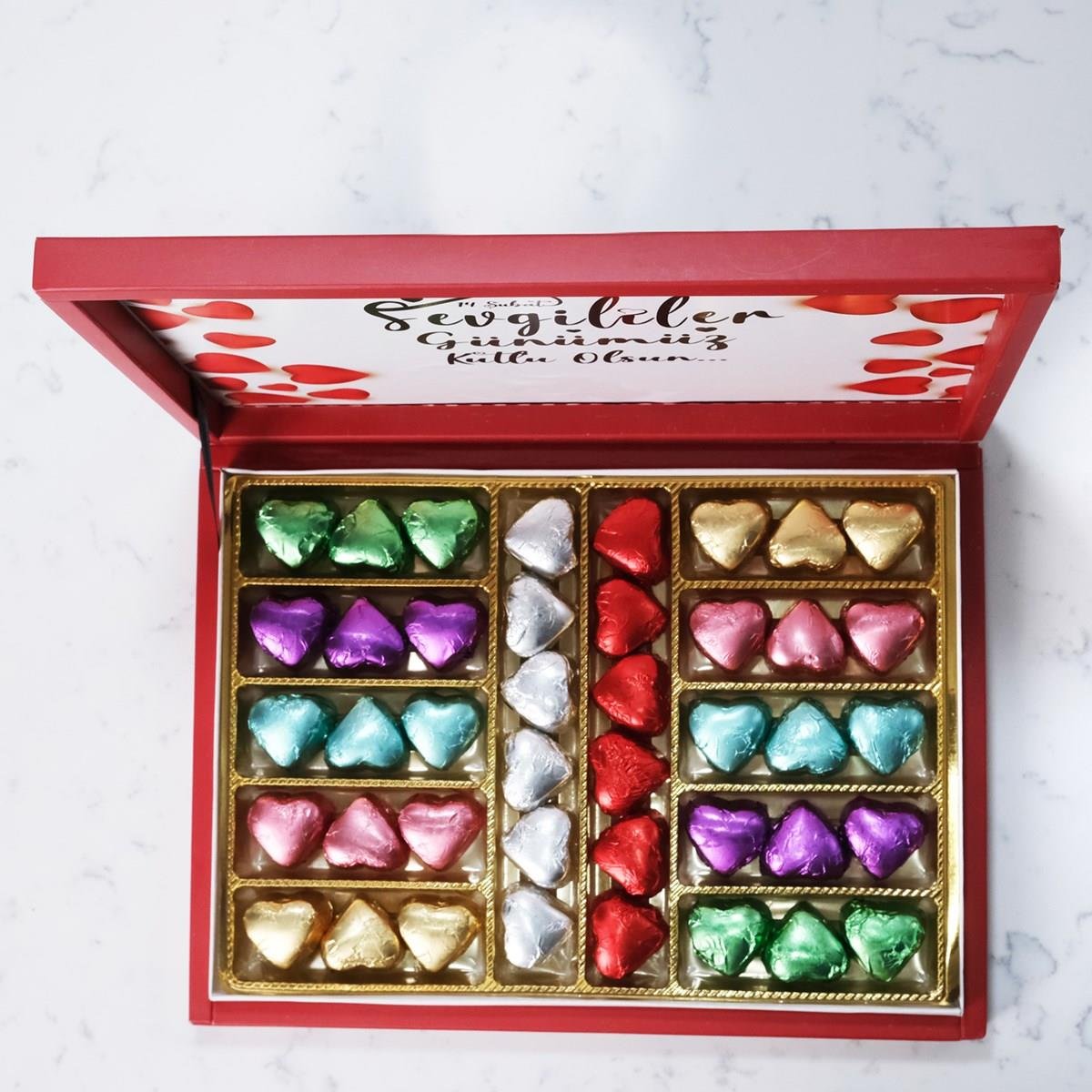 Işıltılı Kalpler Temalı Beyaz Kutu (42 Adet Yaldızlı Kalp Çikolata)