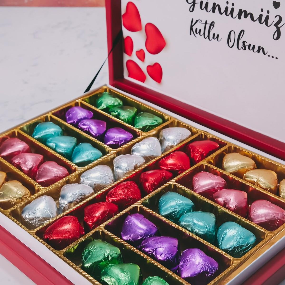 Işıltılı Kalpler Temalı Beyaz Kutu (42 Adet Yaldızlı Kalp Çikolata)