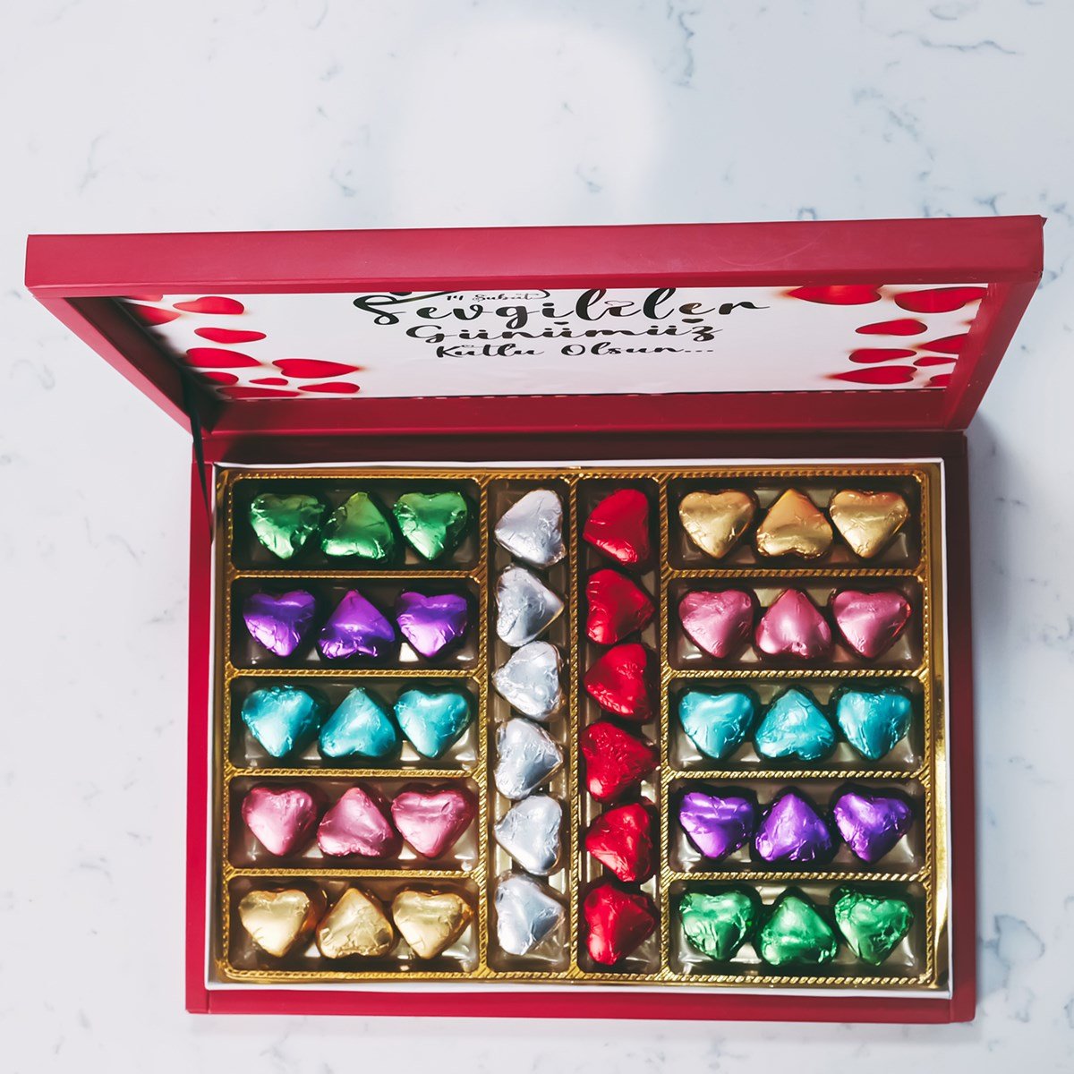 Işıltılı Kalpler Temalı Beyaz Kutu (42 Adet Yaldızlı Kalp Çikolata)