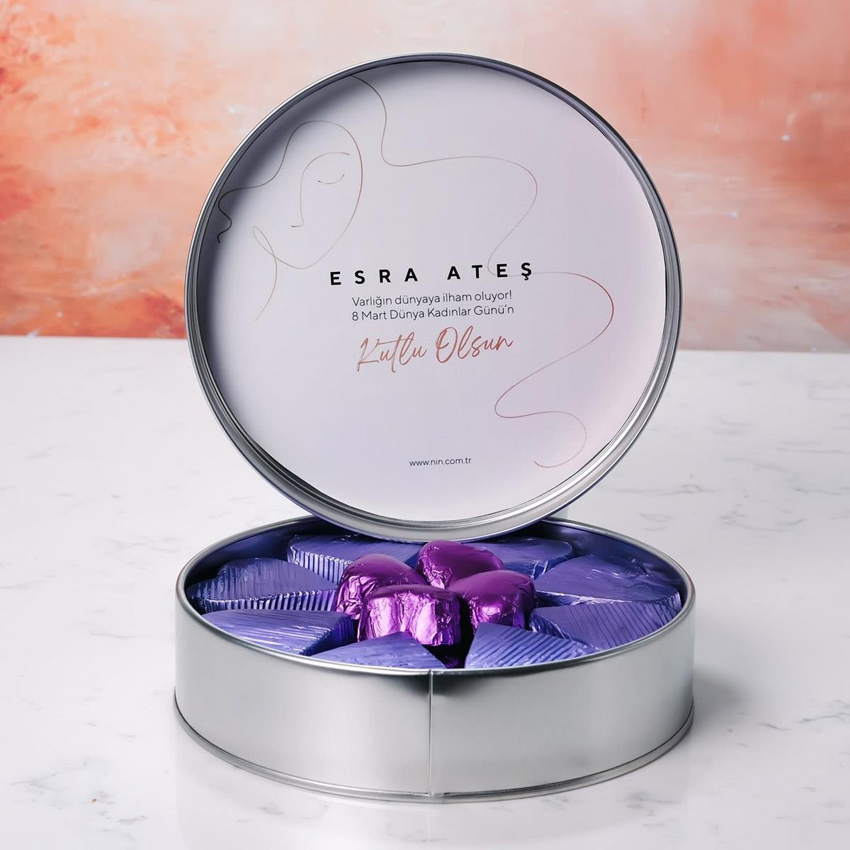 Kadınlar Günü Konseptli Metal Beyaz  Kutu Valentin Çikolata