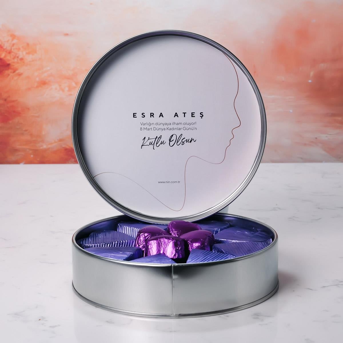 Kadınlar Günü Konseptli Silüet Metal Beyaz Kutu Valentin Çikolata