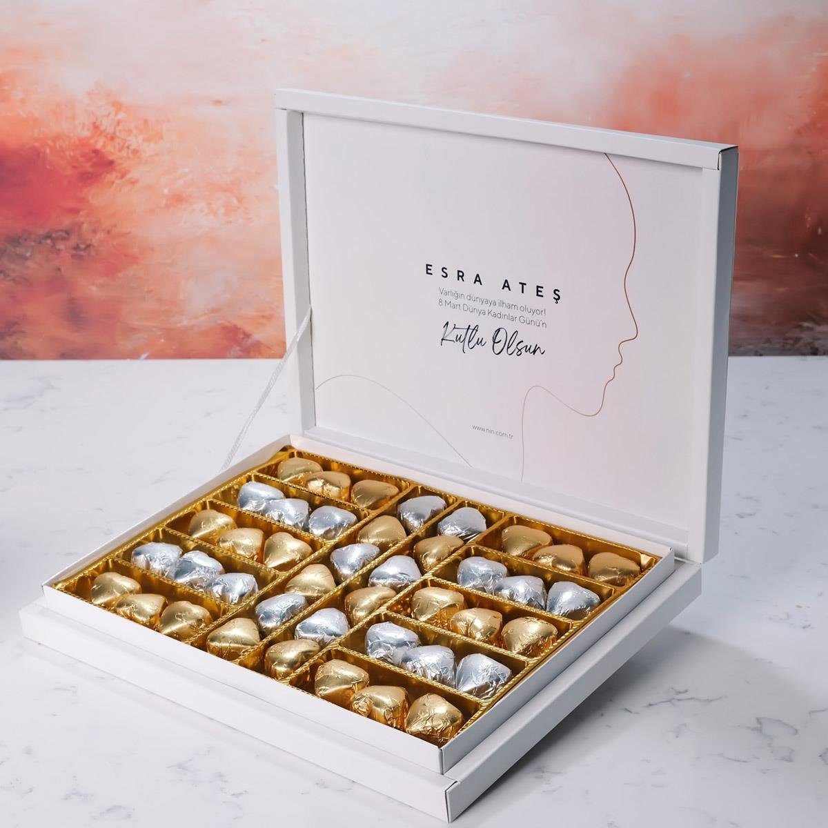 Kadınlar Günü Temalı Beyaz Kutu (42 Adet Yaldızlı Kalp Çikolata)