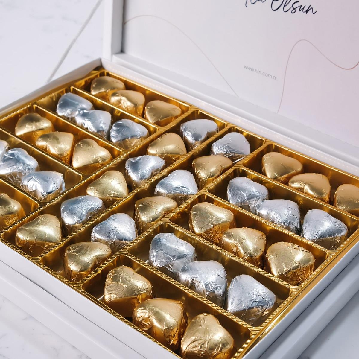 Kadınlar Günü Temalı Beyaz Kutu (42 Adet Yaldızlı Kalp Çikolata)