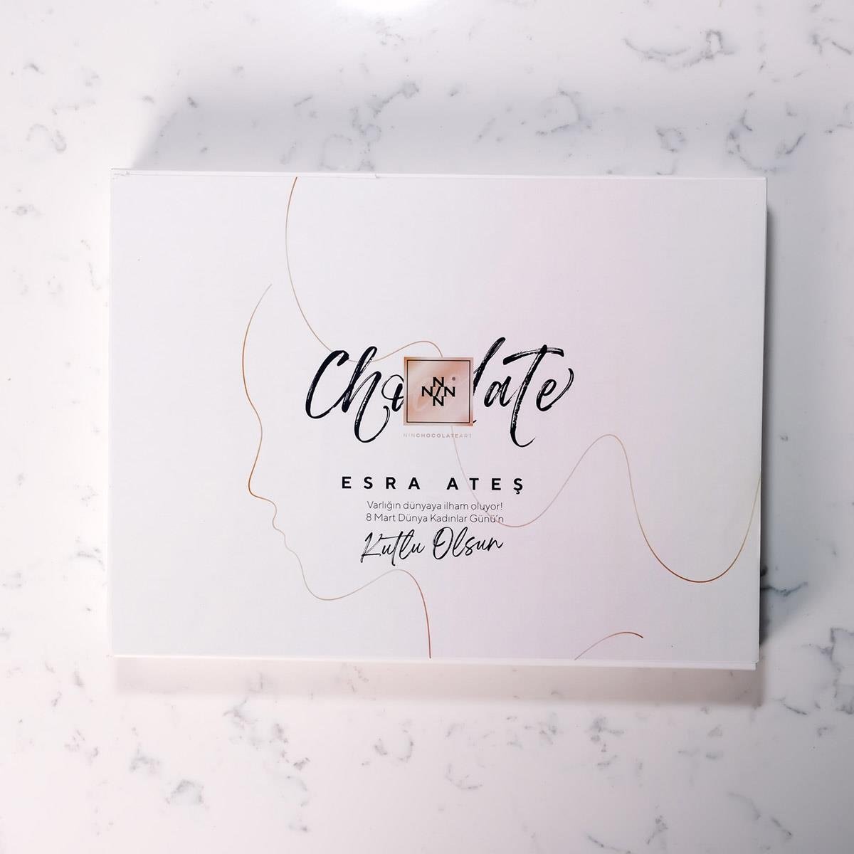 Kadınlar Günü Temalı Beyaz Kutu (42 Adet Yaldızlı Kalp Çikolata)