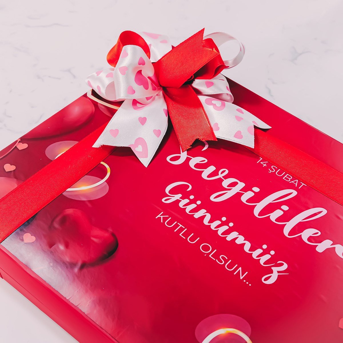 Kalpli Gökyüzü Temalı Kutu (42 Adet Yaldızlı Kalp Çikolata)