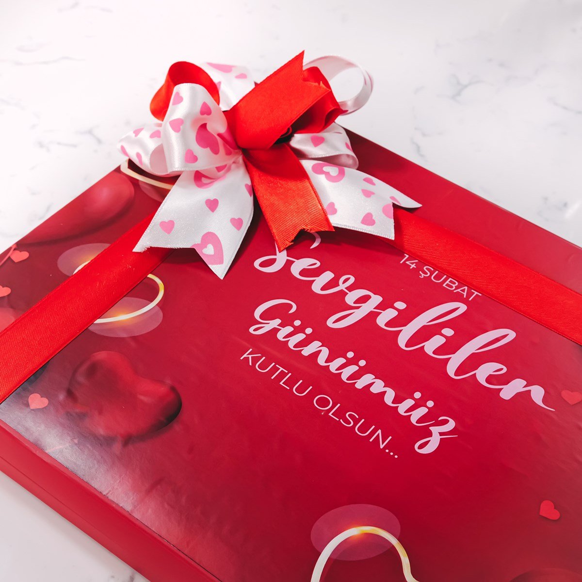 Kalpli Gökyüzü Temalı Kutu (42 Adet Yaldızlı Kalp Çikolata)