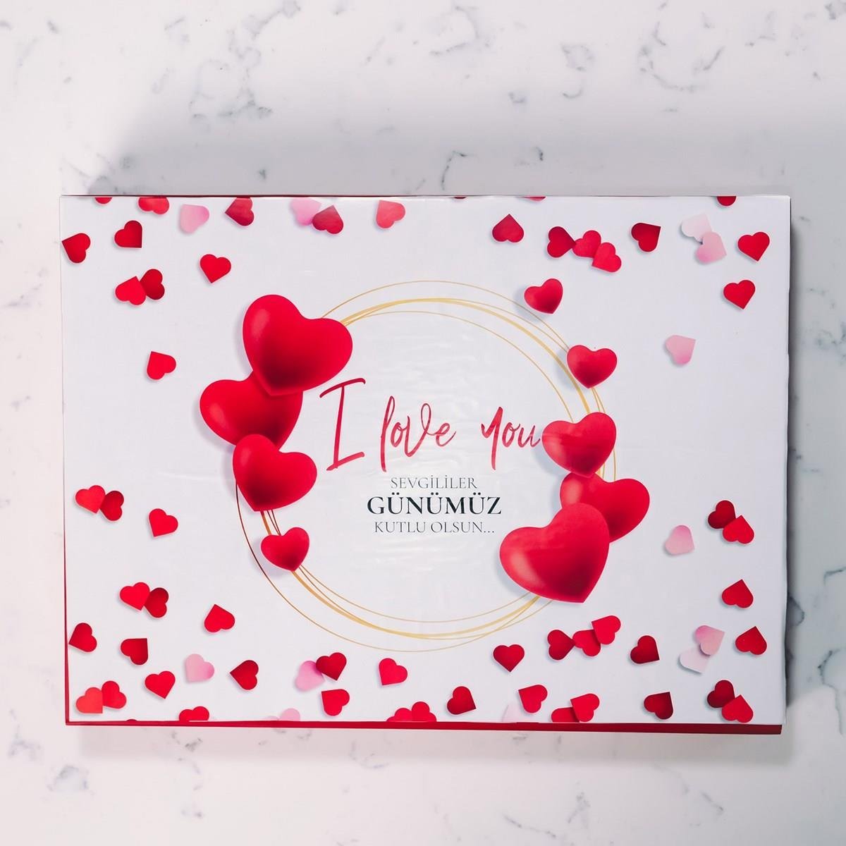 Kelebek Kalpler Temalı Beyaz Kutu (42 Adet Yaldızlı Kalp Çikolata)