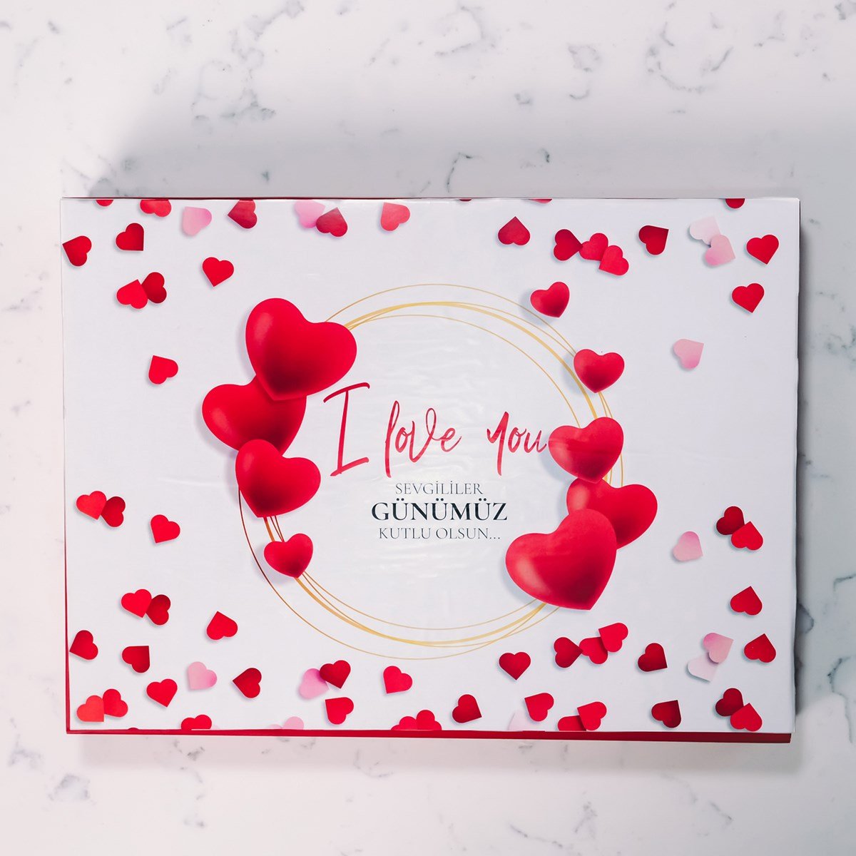 Kelebek Kalpler Temalı Beyaz Kutu (42 Adet Yaldızlı Kalp Çikolata)