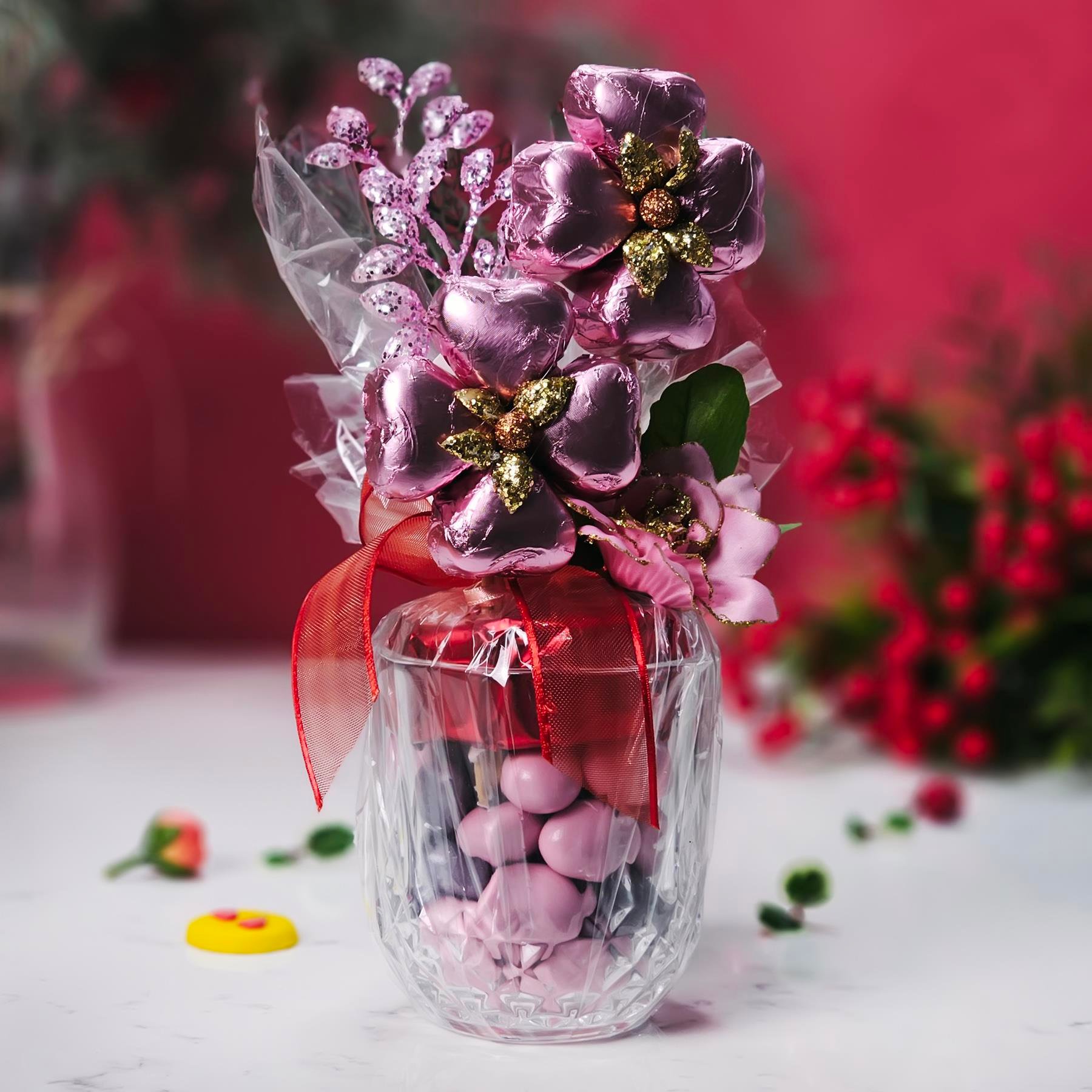 Mor Konsept Sevgiliye Çiçek Figür Yaldızlı Çikolata