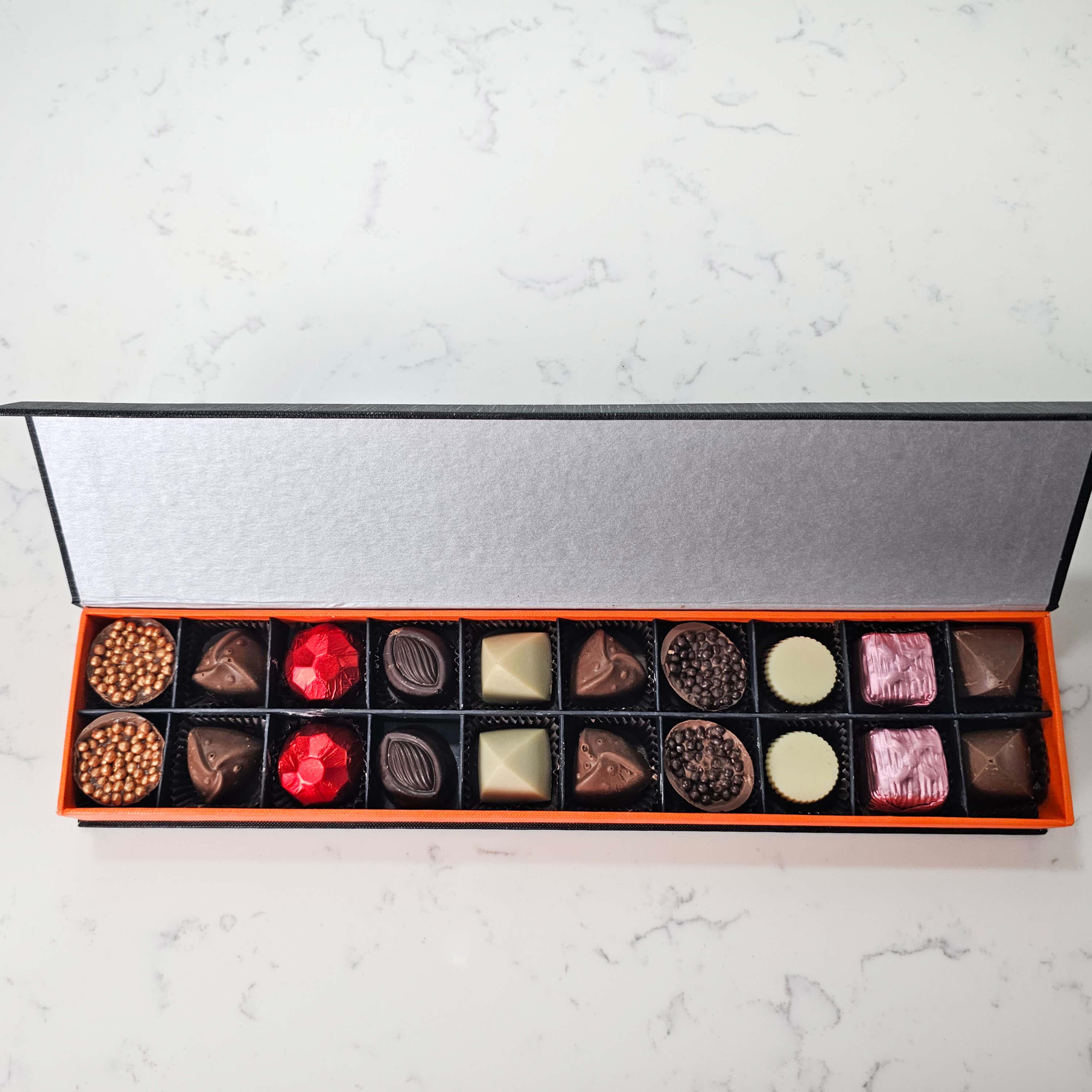 Nin Chocolate Özel Tasarım Lüks Kapaklı 20'li Çikolata Kutusu 