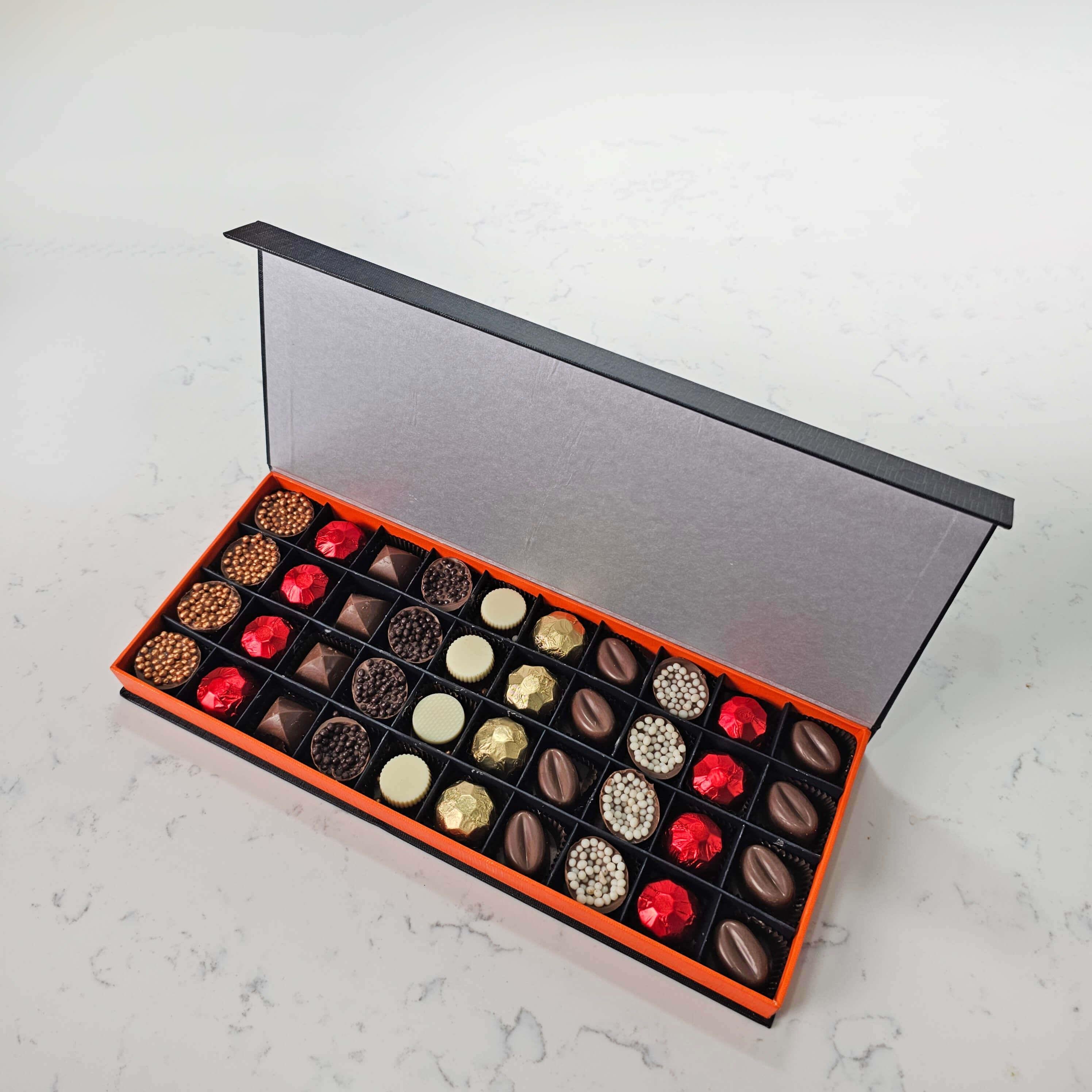 Nin Chocolate Özel Tasarım Lüks Kapaklı 40'li Çikolata Kutusu 