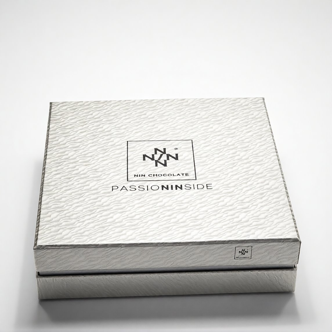 Nin Çikolata Koleksiyon Serisi Açık Gri Kutu Spesiyal Çikolata 50 Adet