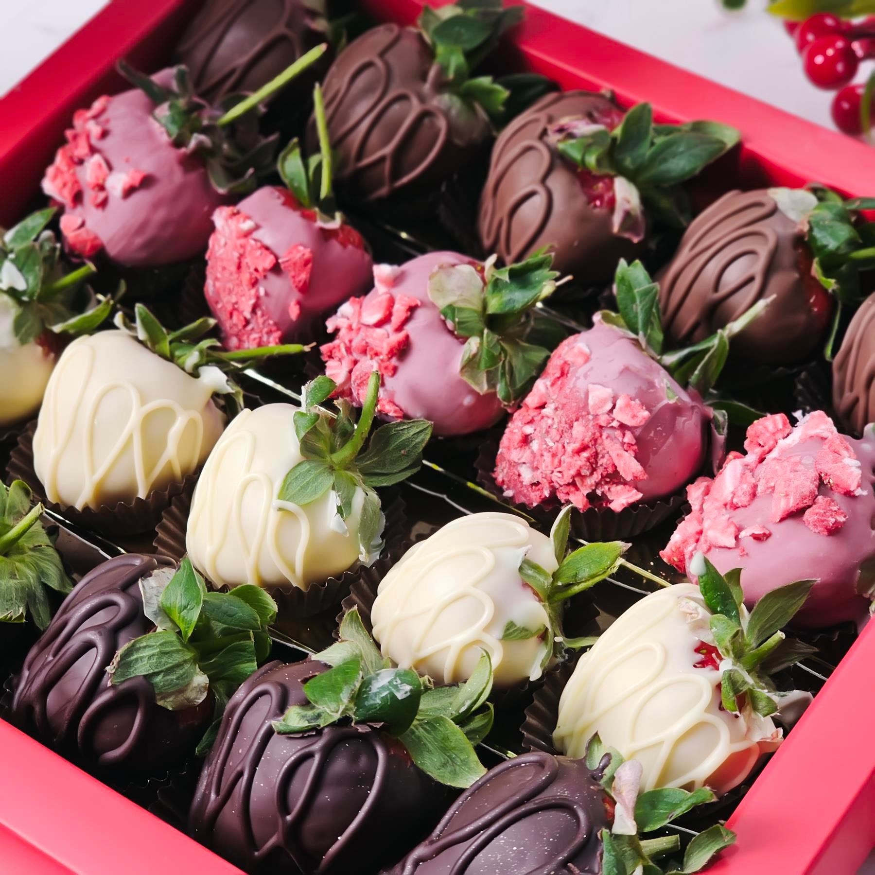 Nin Karışık Çikolata Kaplı Çilek Kutusu 20 Adet