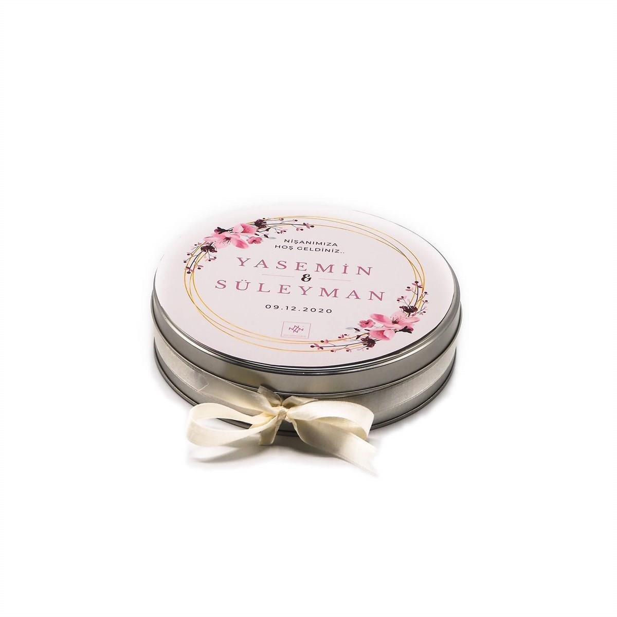 Nin Söz ve Nişan Çikolatası Metal Yuvarlak Kutu Pembe Çiçek Baskılı (80 Adet Napoliten Çikolata)