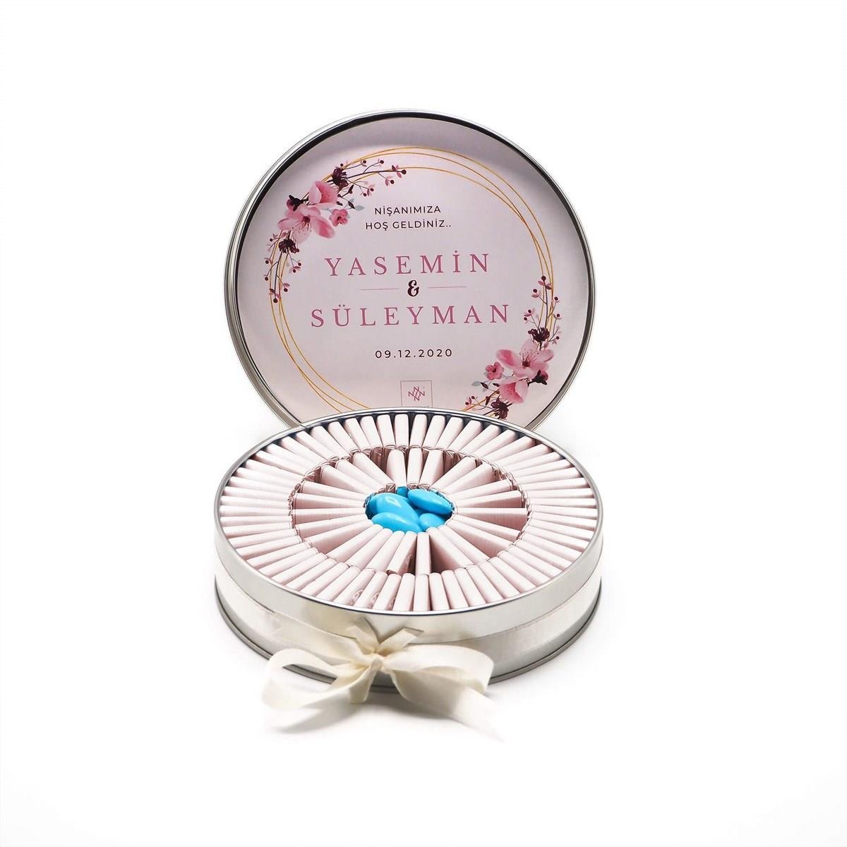 Nin Söz ve Nişan Çikolatası Metal Yuvarlak Kutu Pembe Çiçek Baskılı (80 Adet Napoliten Çikolata)