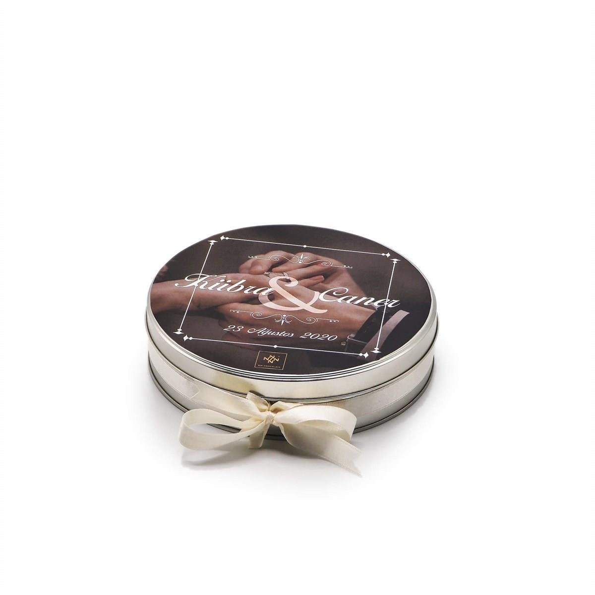 Nin Söz ve Nişan Çikolatası Metal Yuvarlak Kutu Yüzük Baskılı (80 Adet Napoliten Çikolata)