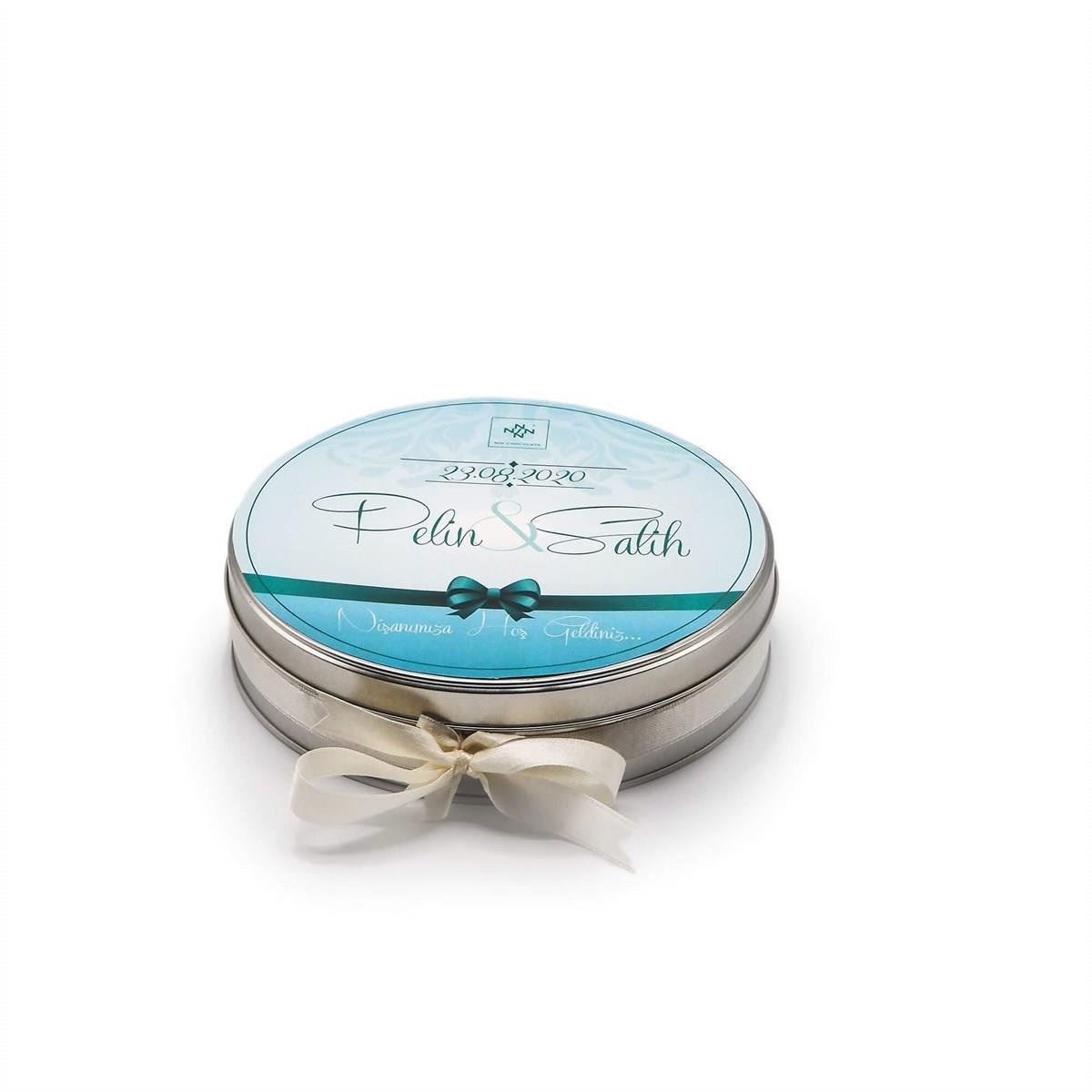 Nin Söz ve Nişan Çikolatası Metal Yuvarlak Kutu Mavi Kurdela Baskılı (80 Adet Napoliten Çikolata)