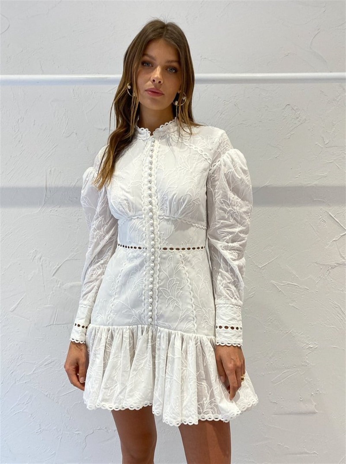 Beyaz Düğmeli Dantel Tasarım Elbise