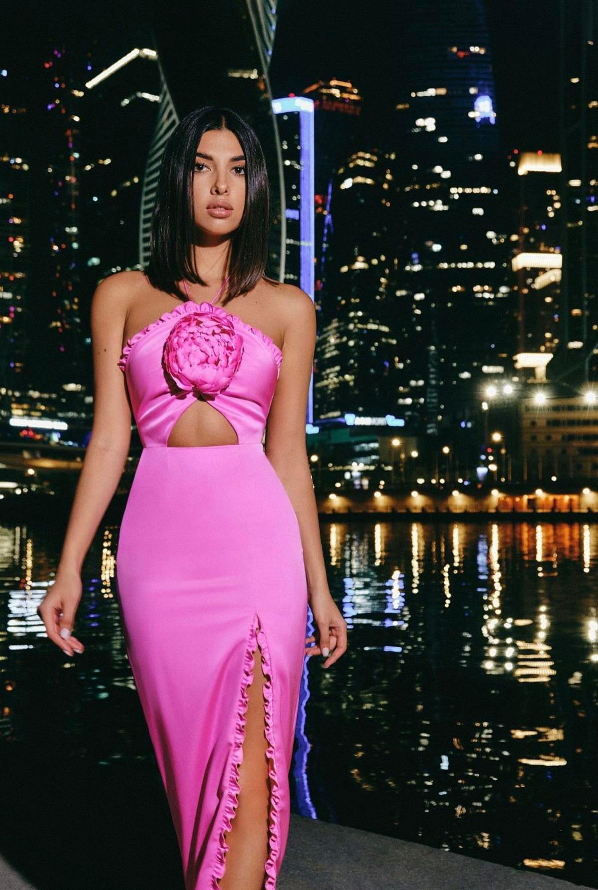Gül Detaylı Boyundan Bağlı Yırtmaçlı Pembe Tasarım Elbise