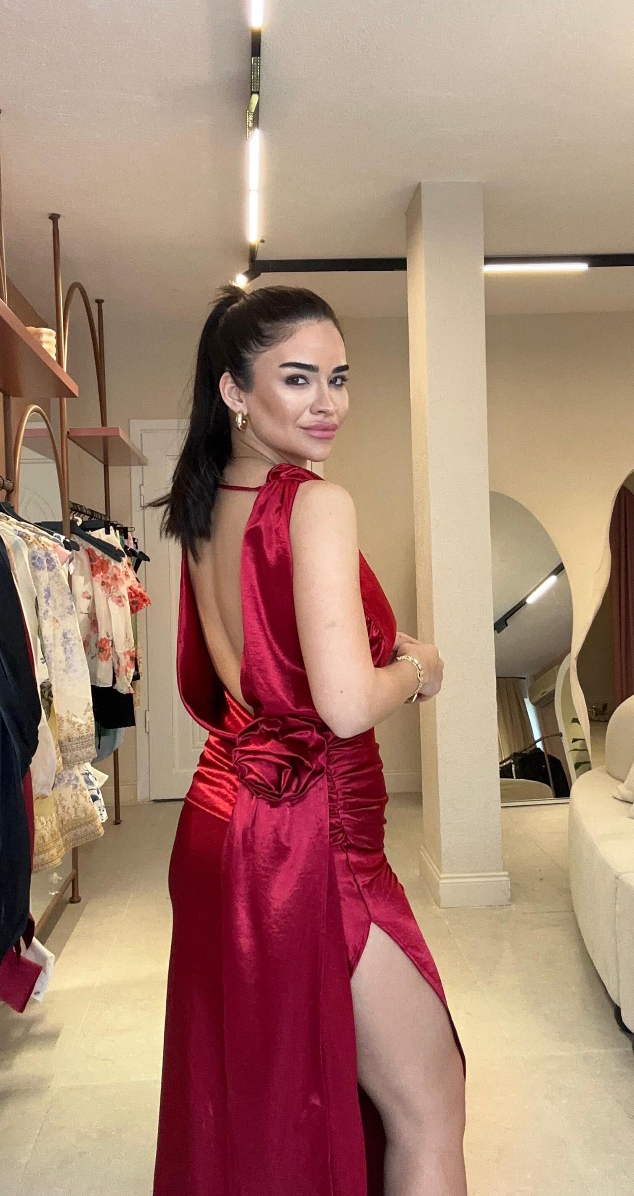 Gül Detaylı Drapeli Sırt Dekolteli Saten Kırmızı Midi Elbise