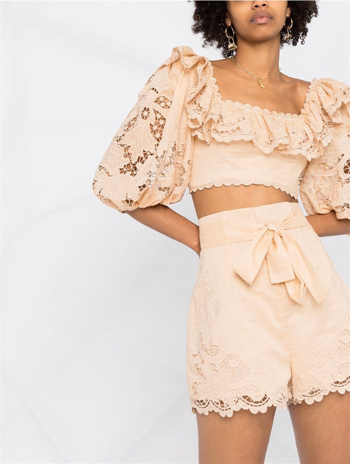 Kare Yaka Dantelli Crop Bluz ve Kemerli Şort Takım