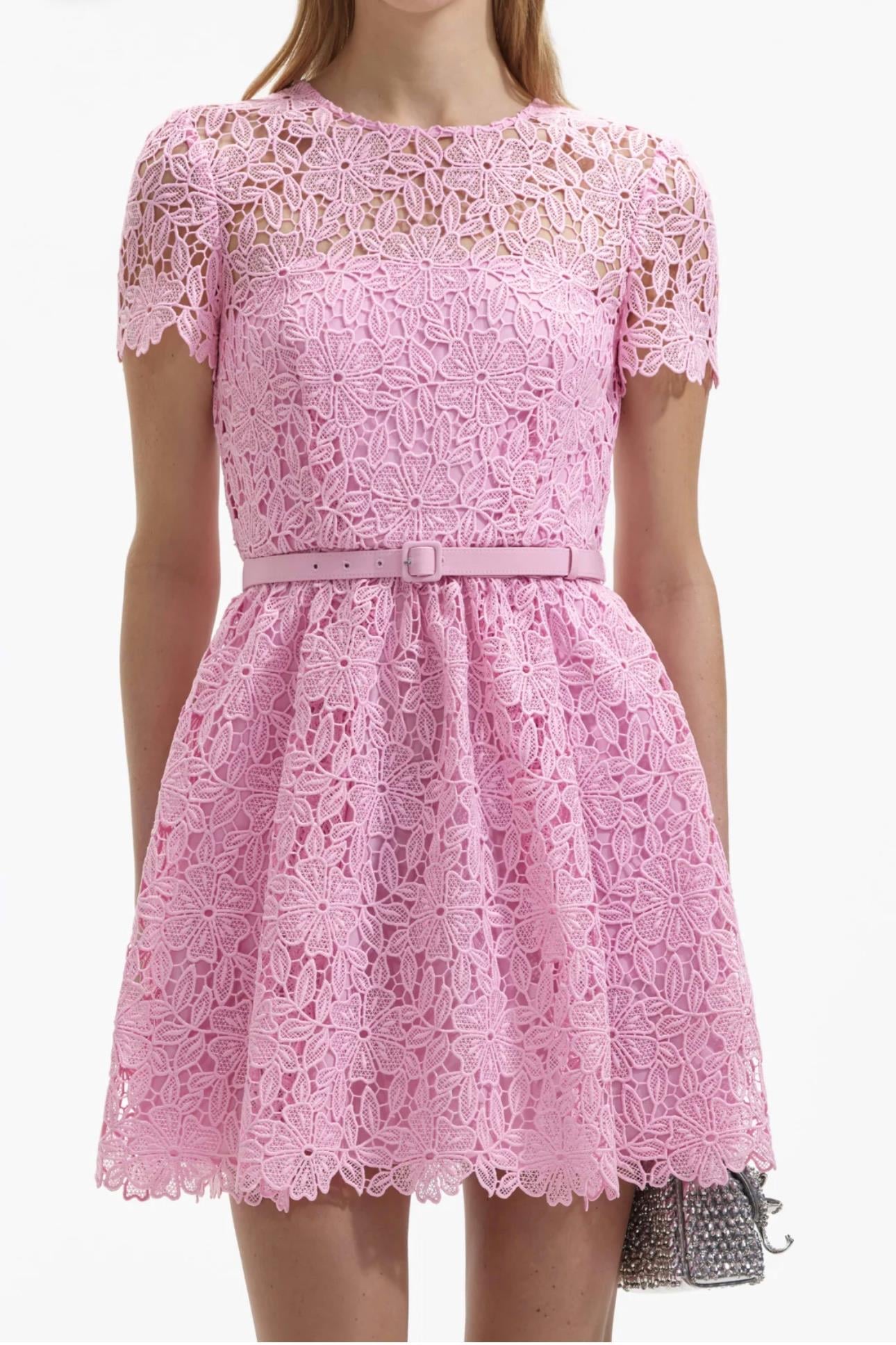 Kısa Kollu Kemerli Güpür Pembe Mini Elbise