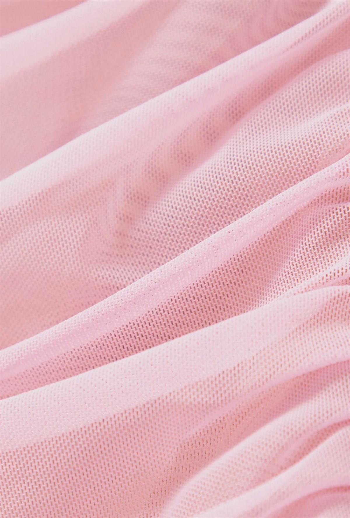 Kuplu Vücudu Saran Pembe Tasarım Elbise