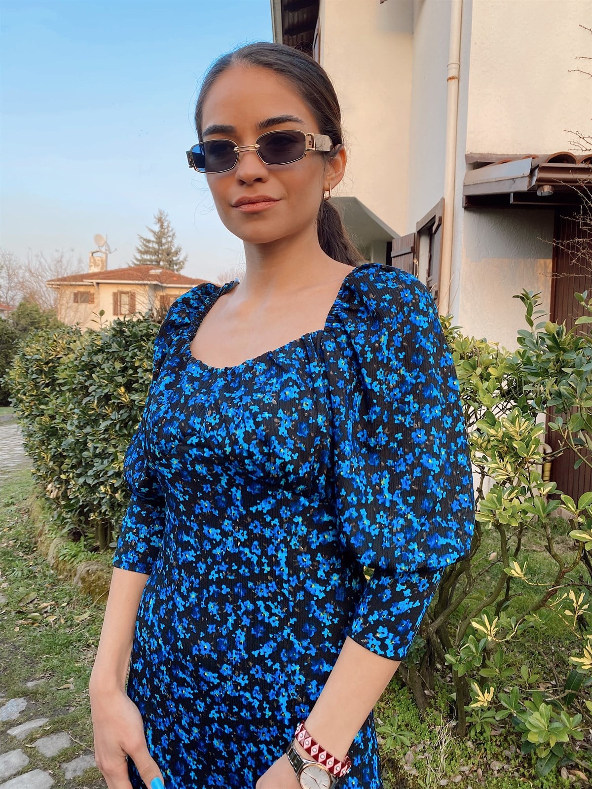 Mavi Çiçek Desenli Yırtmaçlı Elbise