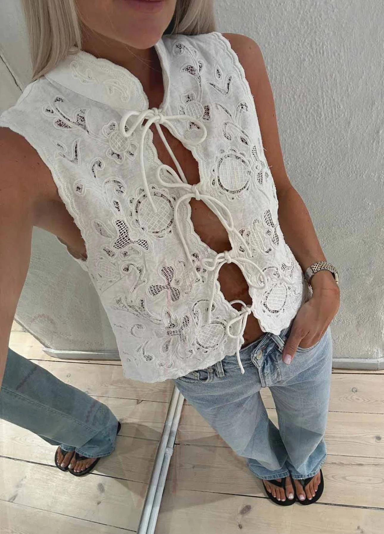 Pencereli Dantel Kolsuz Beyaz Tasarım Yelek
