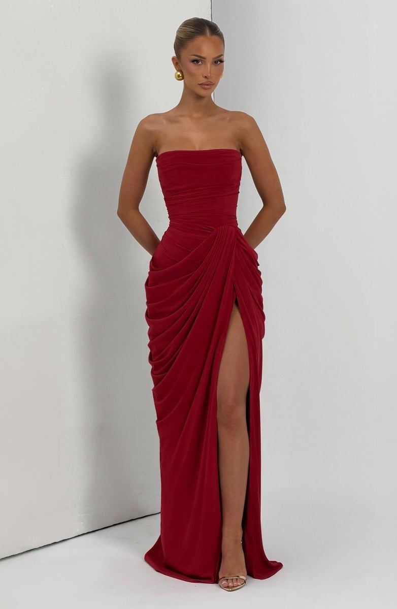 Sırtı Korseli Komple Drape Detaylı Yırtmaçlı Saten Kırmızı Elbise