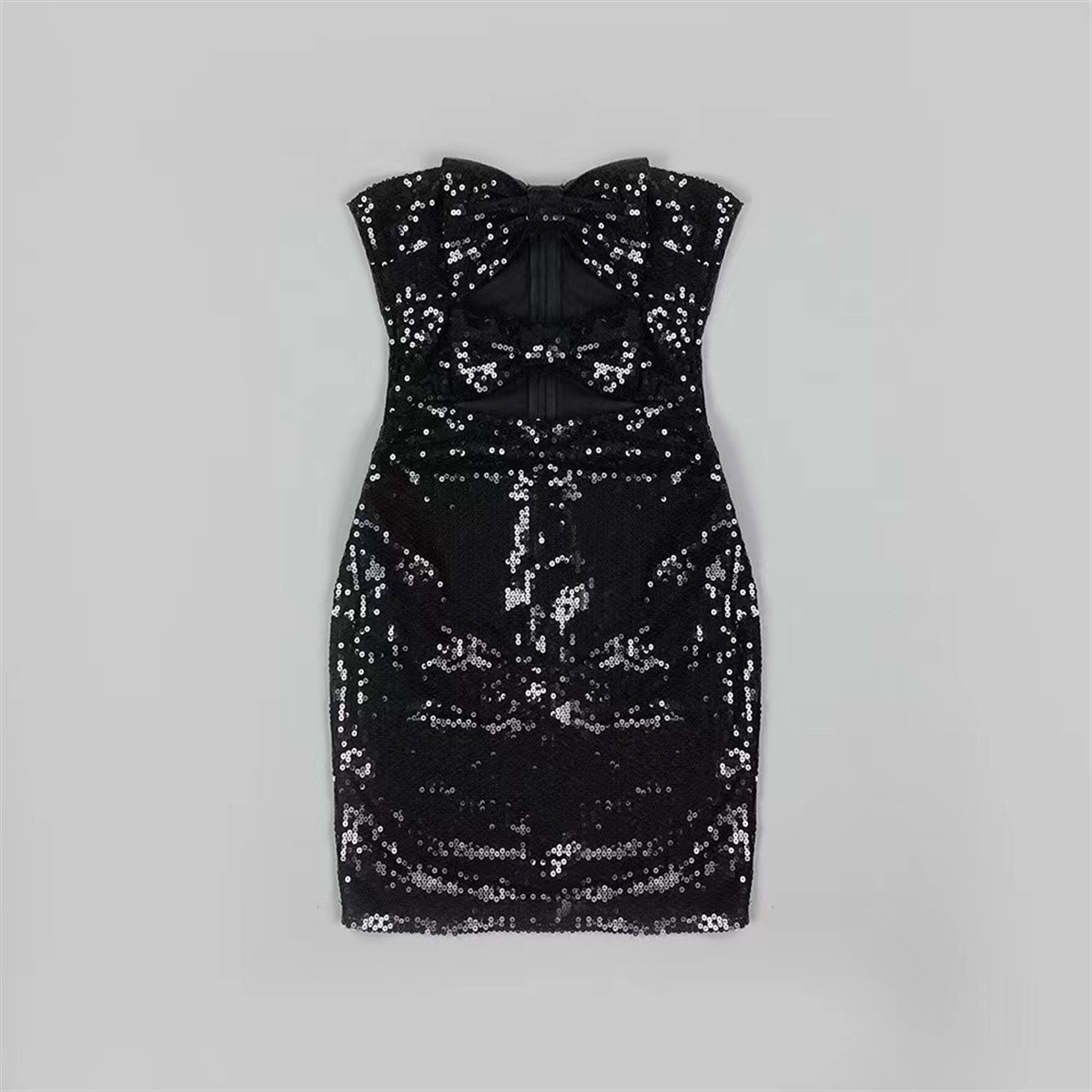 Siyah Pullu Cutout Tasarım Mini Elbise
