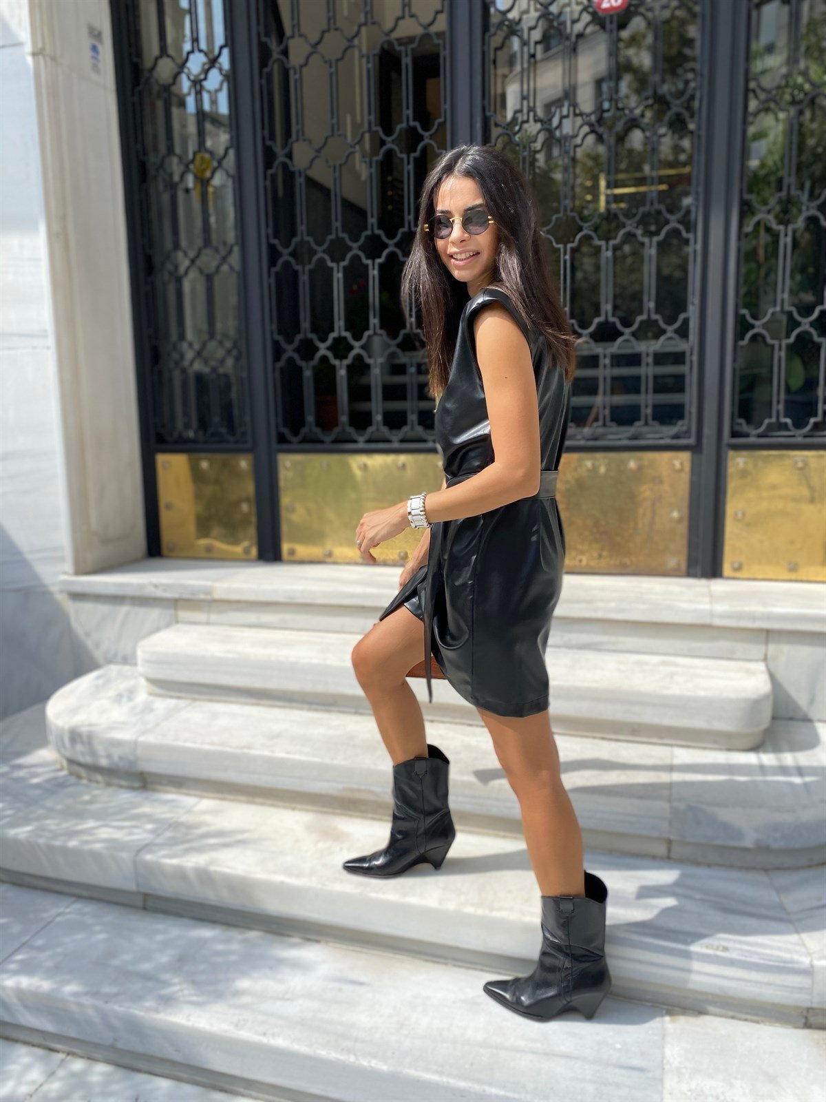 Siyah Vatkalı Kuşaklı Deri Elbise