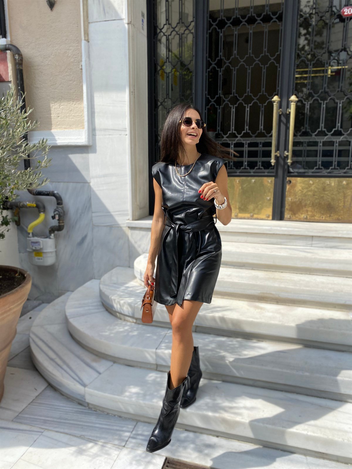 Siyah Vatkalı Kuşaklı Deri Elbise