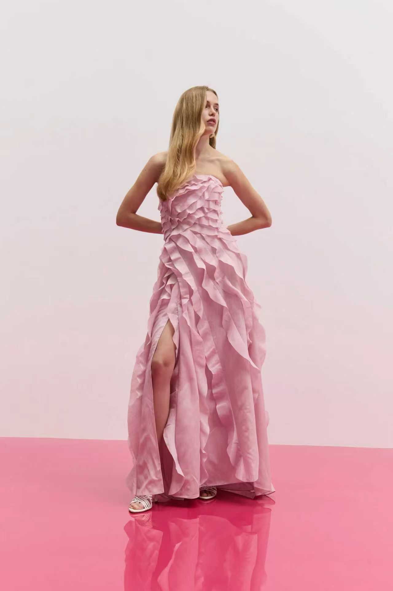 Straplez Fırfırlı Yırtmaçlı Pembe Premium Maksi Elbise