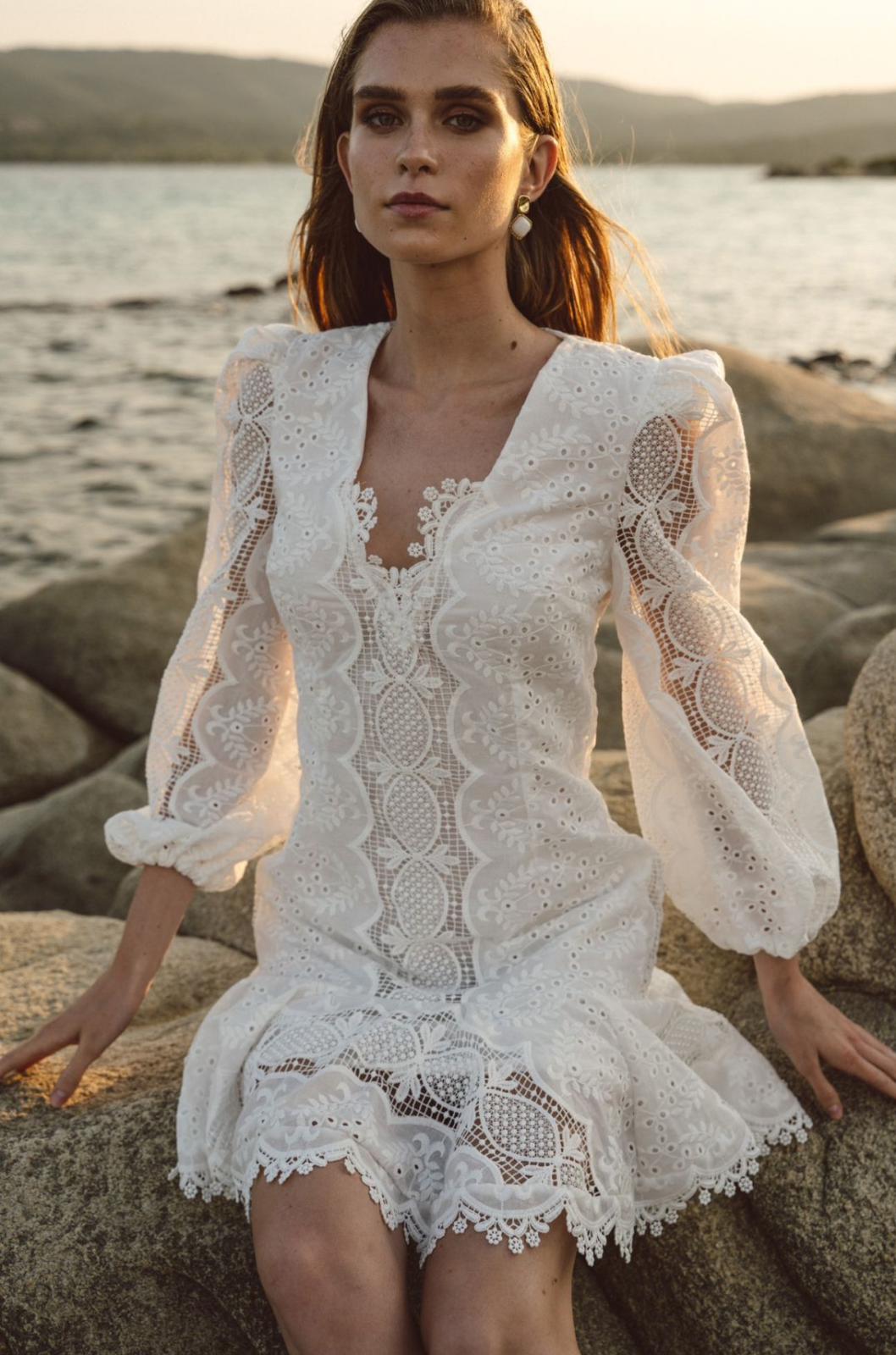 V Yaka Çiçek Motifli Dantel Mini Elbise