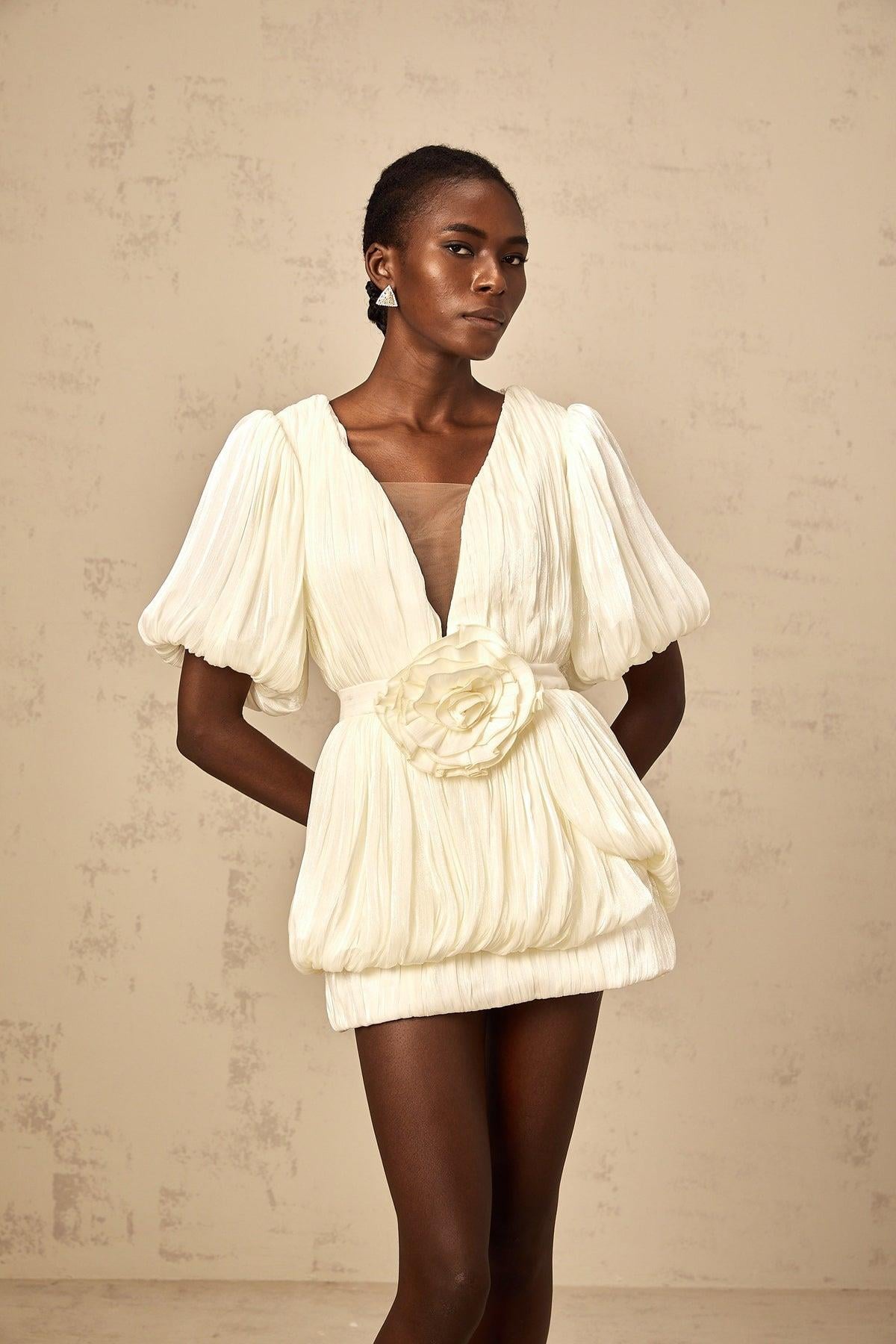 V Yaka Ortası Çiçek Aplikeli Mini Beyaz Tasarım Elbise