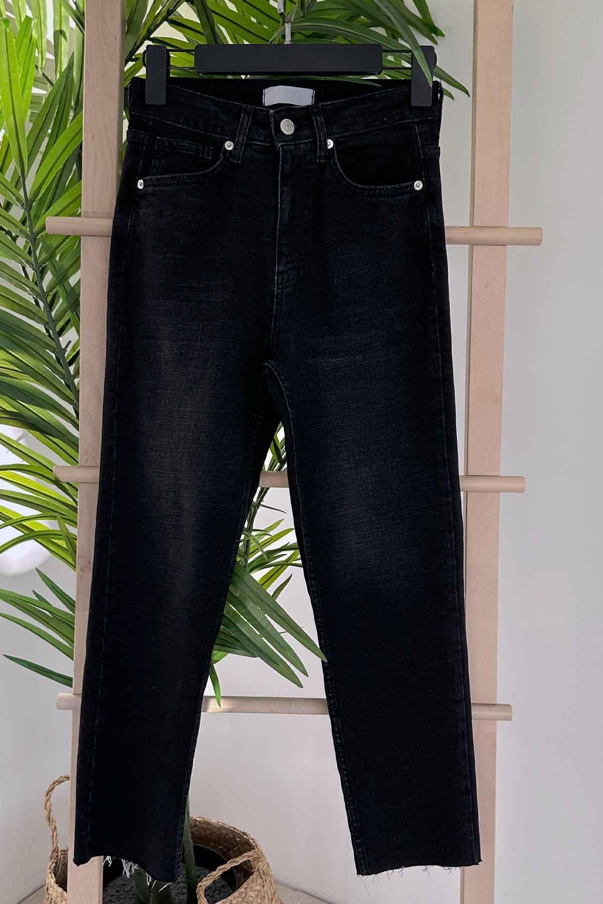 Paçası Kesik Boyfit Jean - Siyah