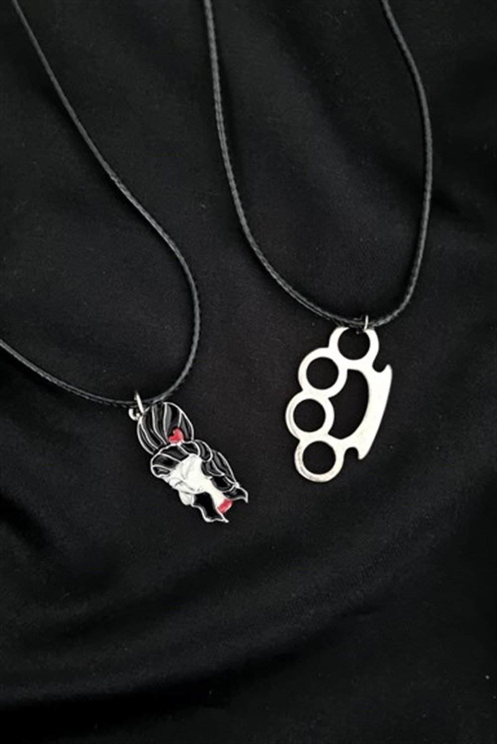 Amy Winehouse Ve Muşta Kolye Çeşitleri