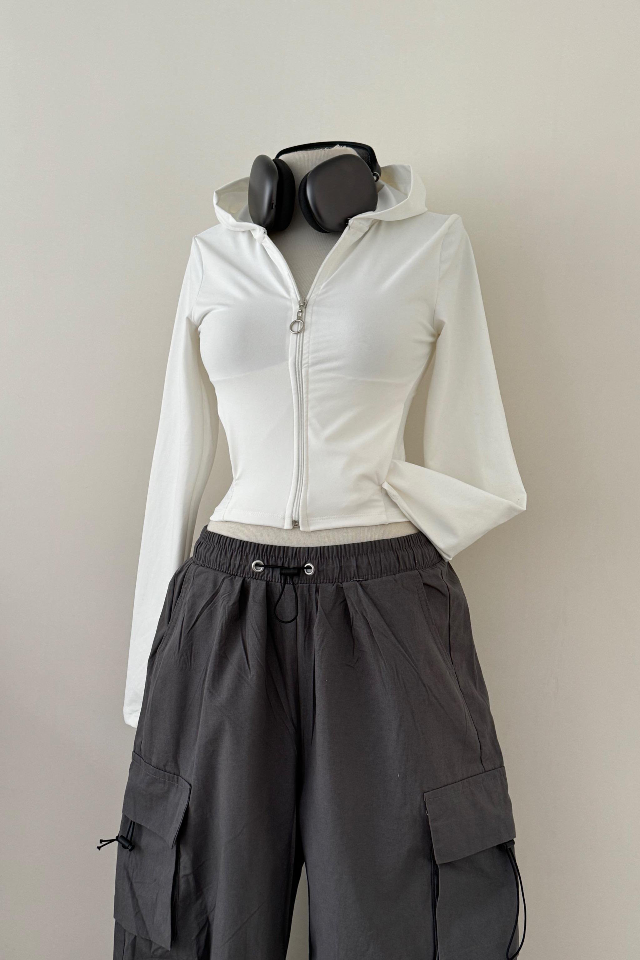 Beyaz Fermuarlı Kapüşonlu Hırka