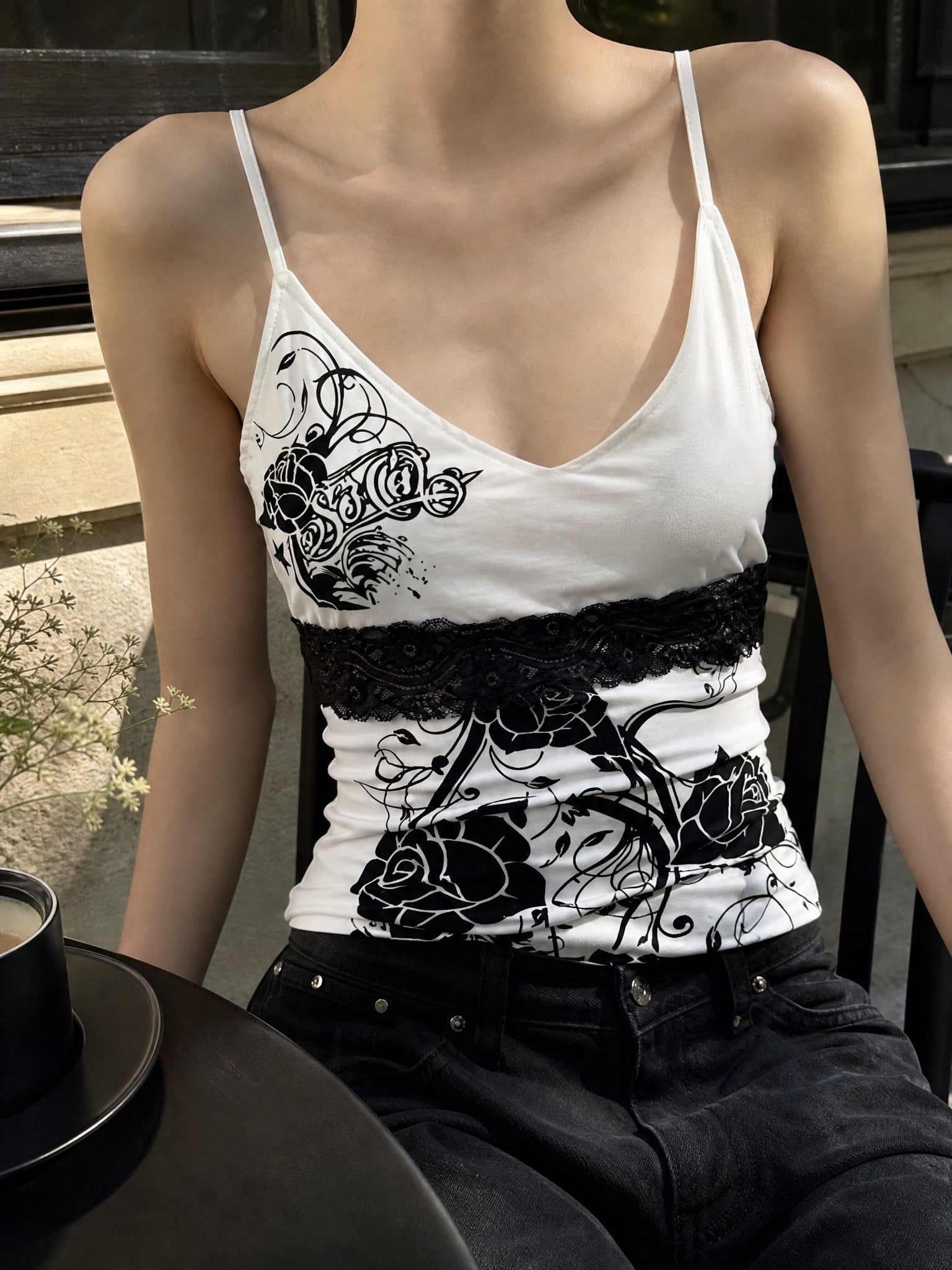 Beyaz Rose Dantel Detaylı Y2K Askılı Crop