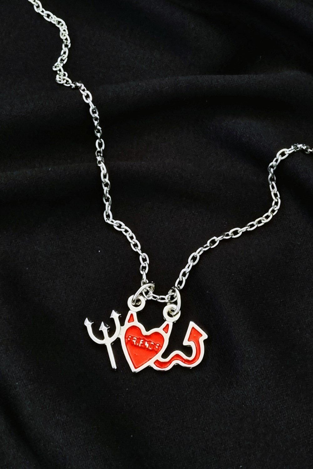 Friends Metal Şeytan Kolye
