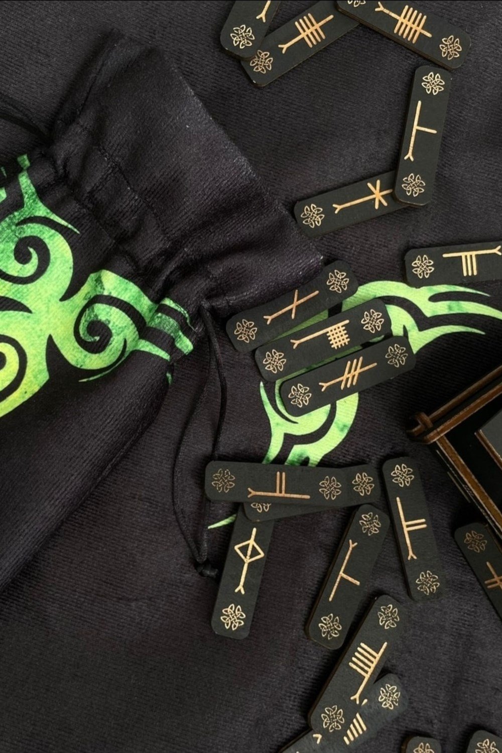 Oghams Fortune Kese Ve Örtülü Rune Set