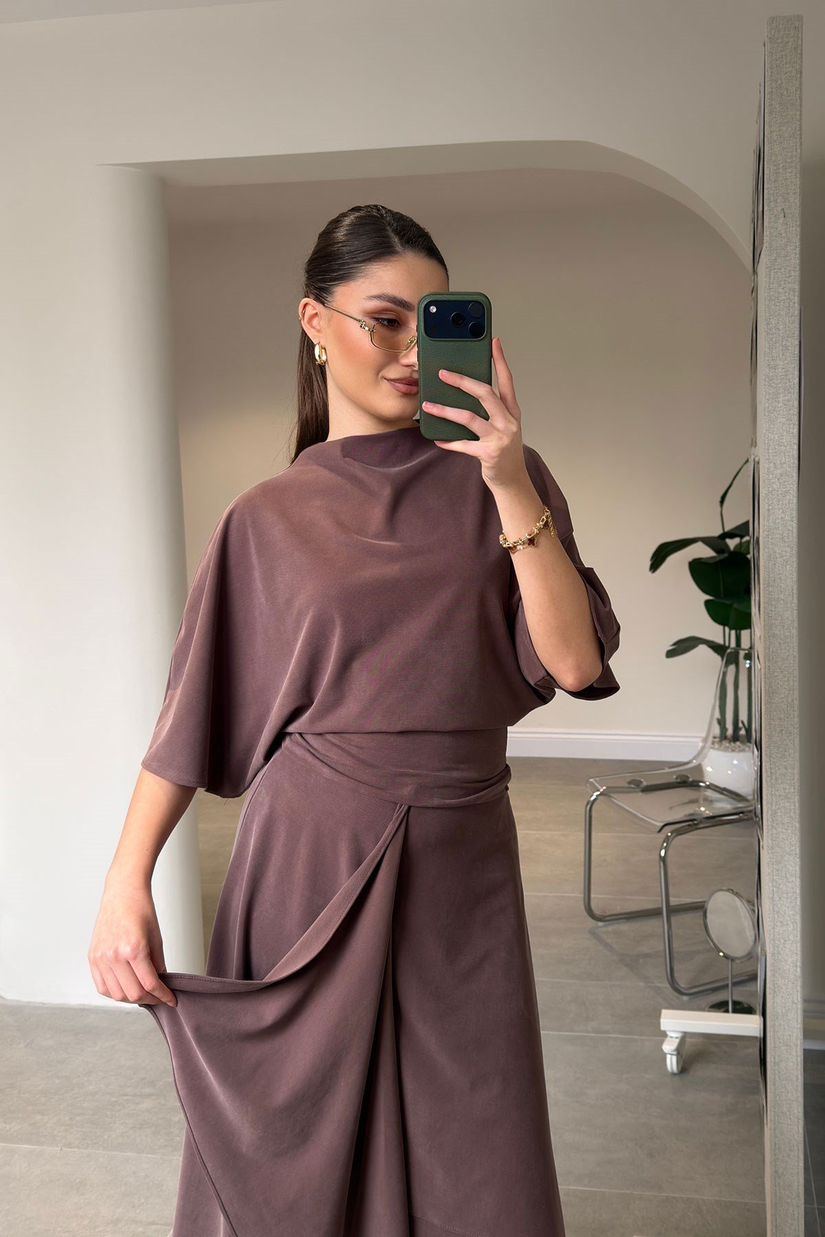 Dik Yakalı Bluz Asimetrik Kesim Etekli Takım- KAHVERENGİ