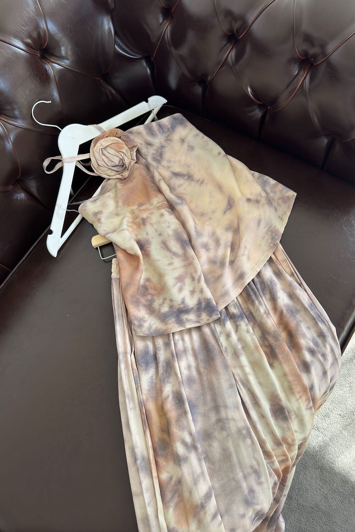 Gül Broşlu Batik Desen Takım- BEJ