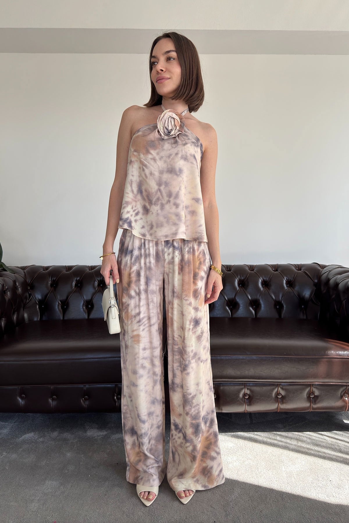 Gül Broşlu Batik Desen Takım- BEJ