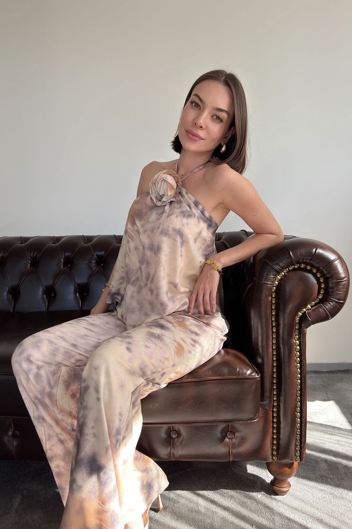 Gül Broşlu Batik Desen Takım- BEJ
