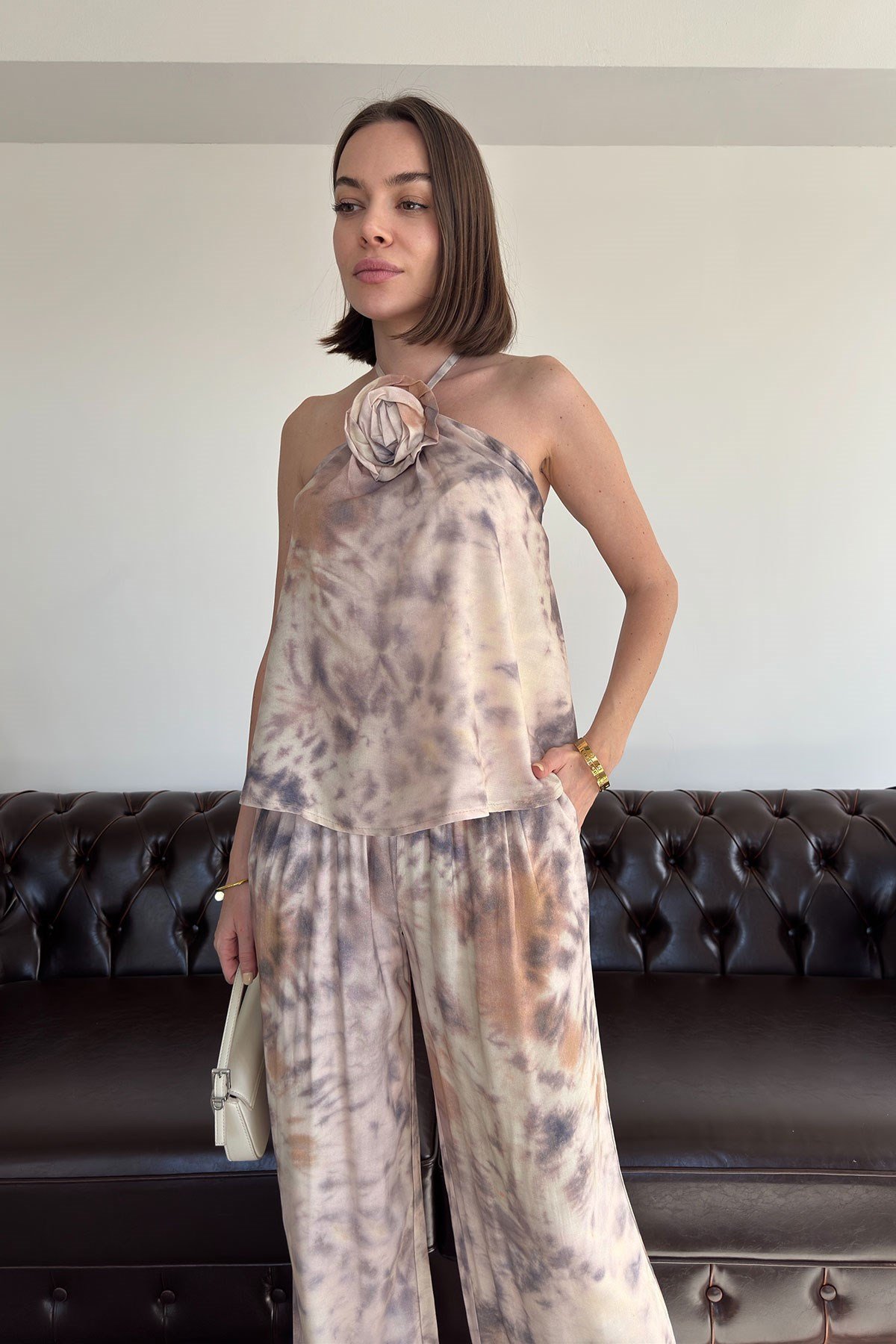 Gül Broşlu Batik Desen Takım- BEJ